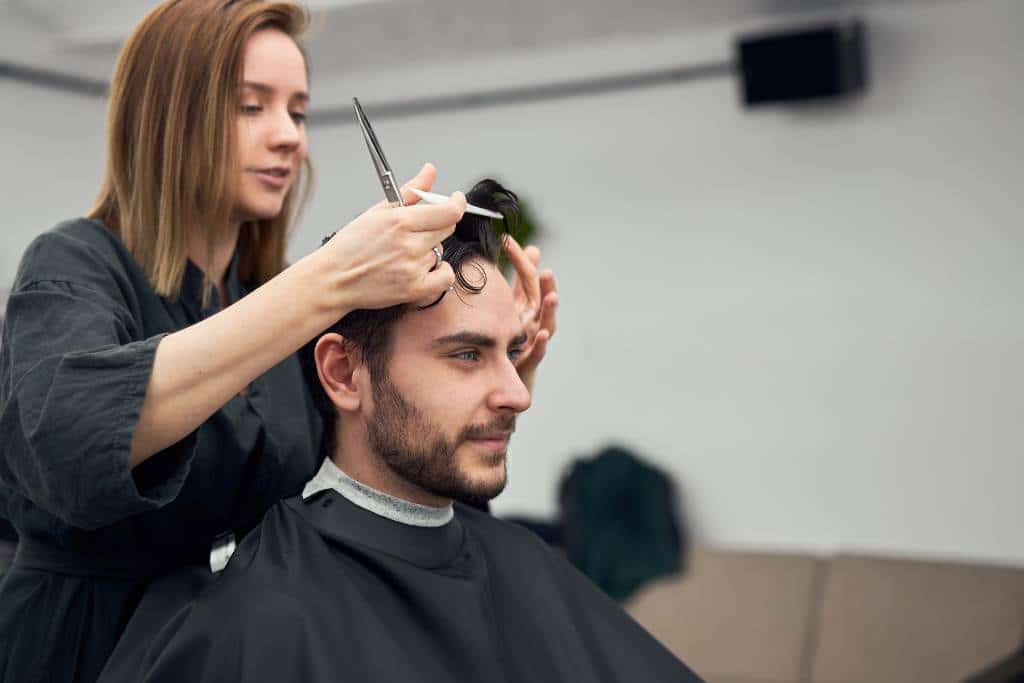 Cómo cuidar cabello rizado de hombre